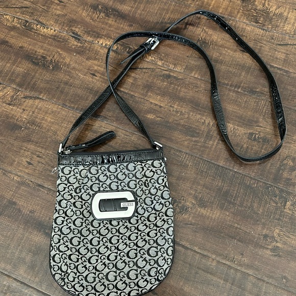 Guess Handbags - Y2K Vintage Guess Crossbody Purse